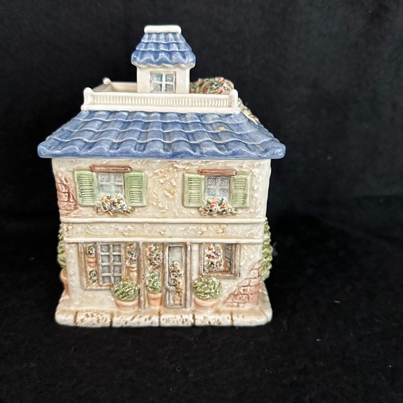 Vintage Ceramic House/ lidded jar. - Picture 1 of 8
